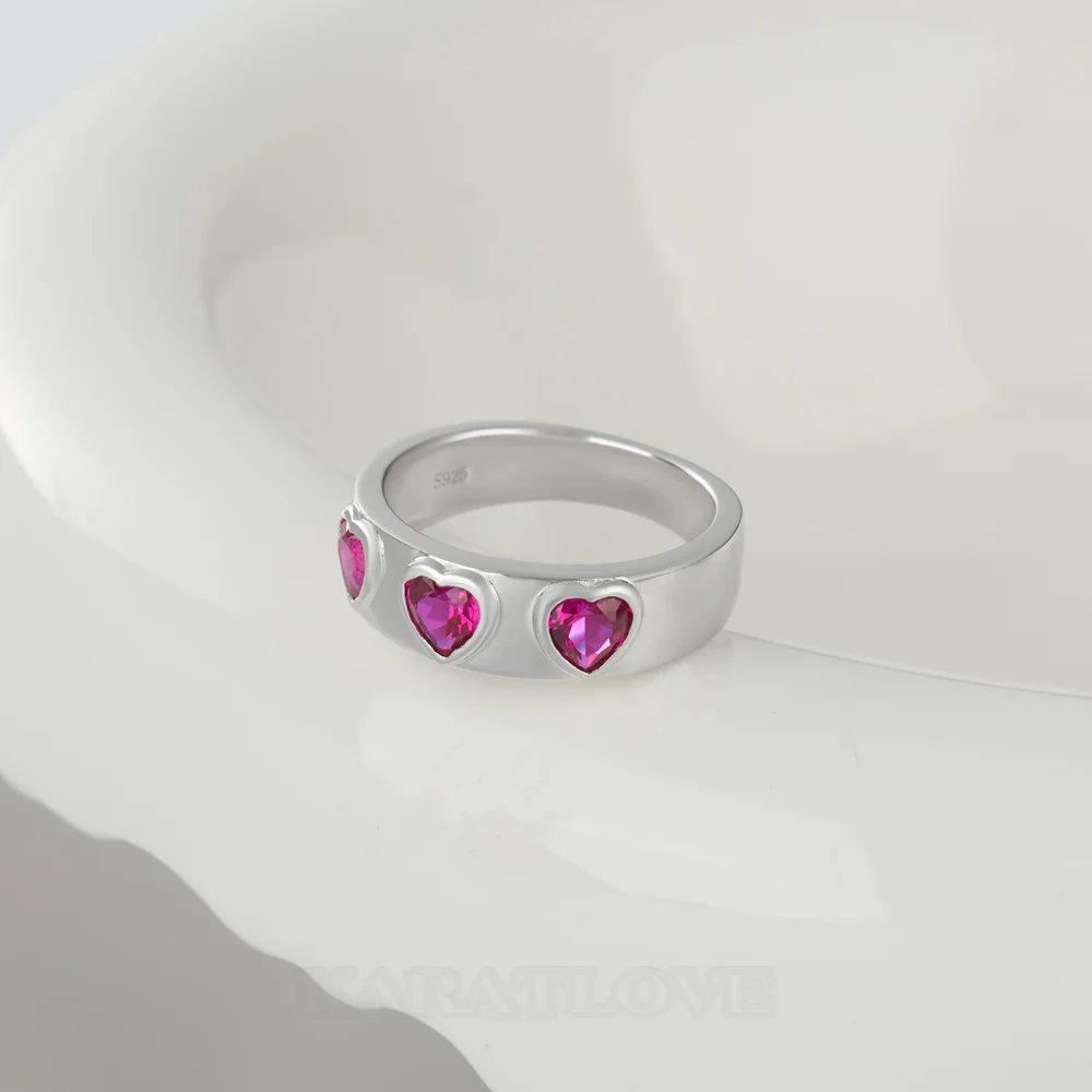Bague de promesse en argent sterling sertie de rubis rouge taillé en trois cœurs