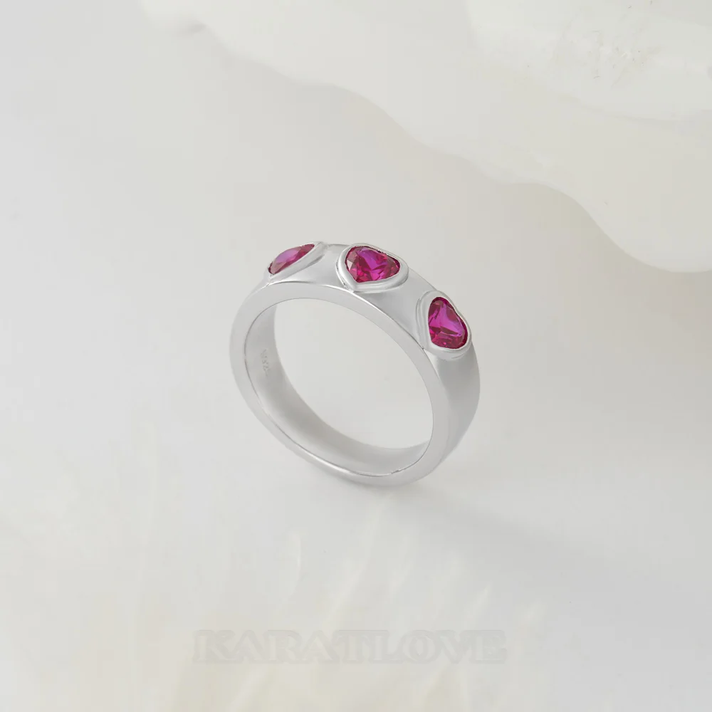 Bague de promesse en argent sterling sertie de rubis rouge taillé en trois cœurs