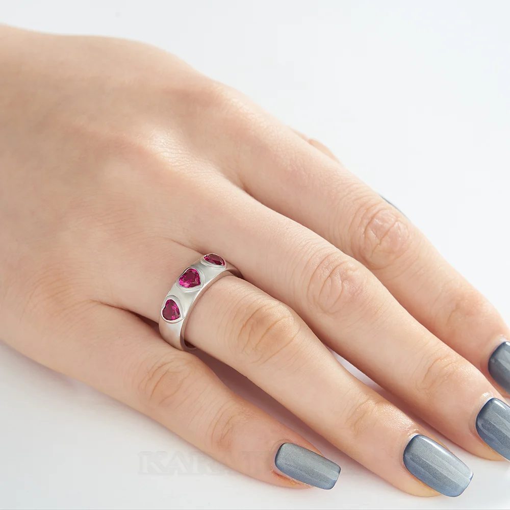 Bague de promesse en argent sterling sertie de rubis rouge taillé en trois cœurs