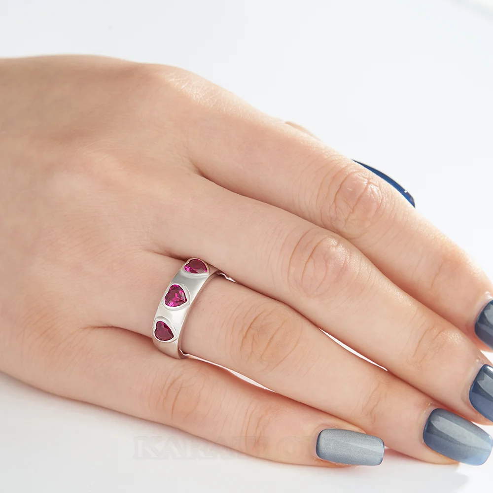 Bague de promesse en argent sterling sertie de rubis rouge taillé en trois cœurs
