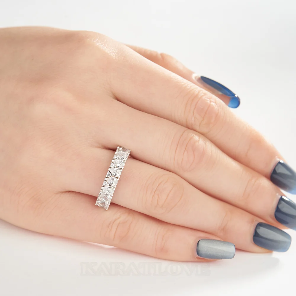 Alliance en argent sterling blanc avec diamant taille poire