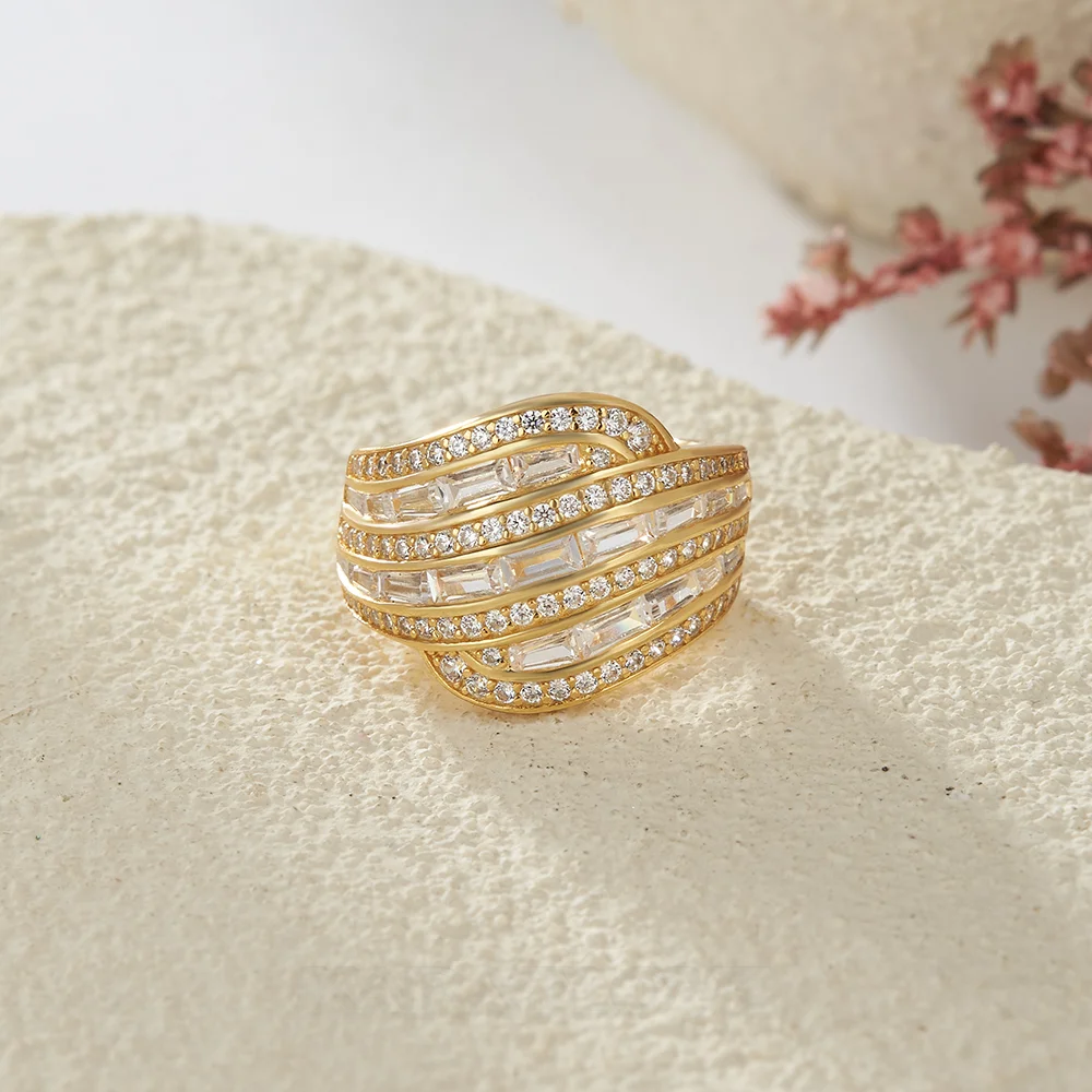 Bague Art Déco en or blanc et jaune et argent sterling sertie de diamants taille baguette