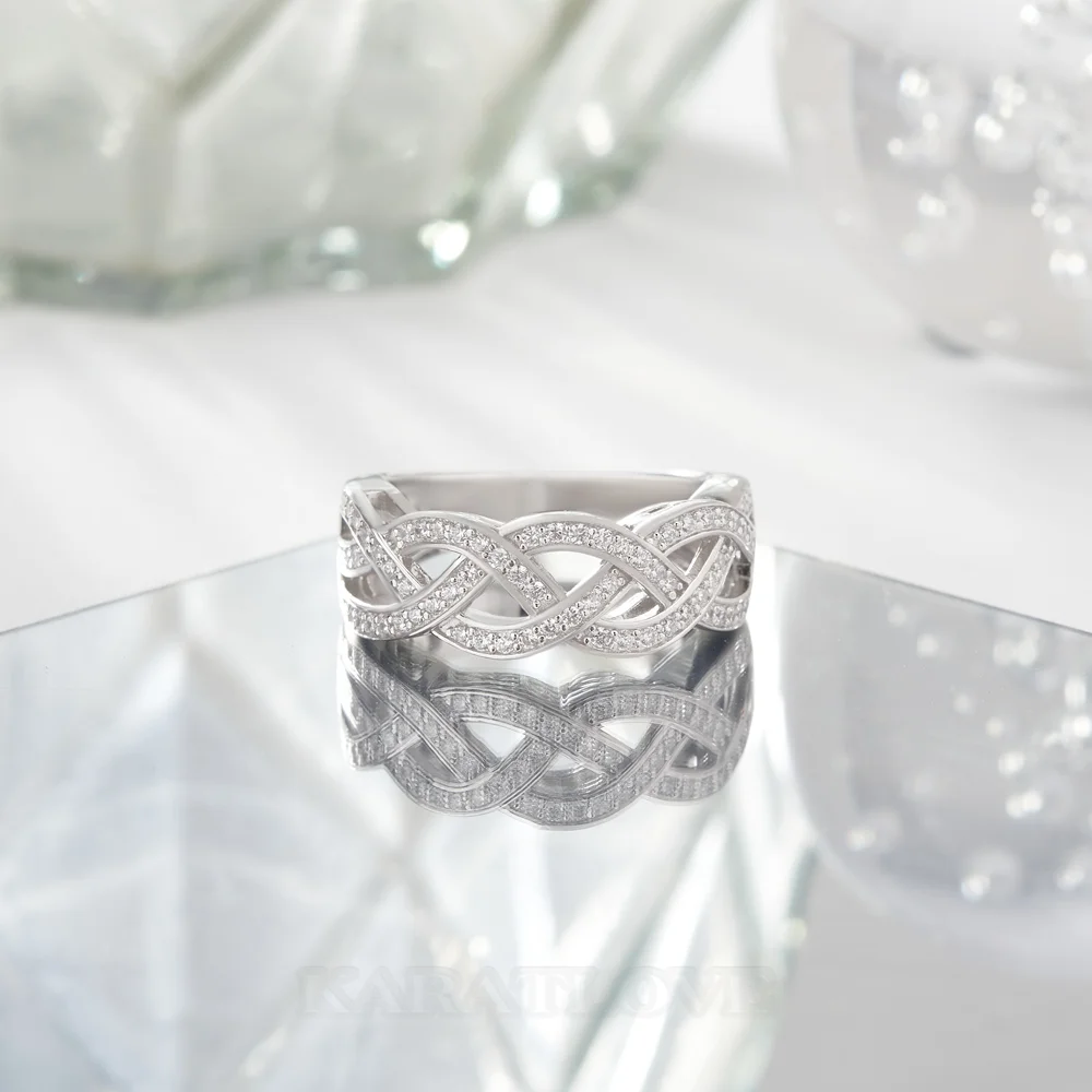 Alliance en argent sterling blanc sertie d'un diamant taille ronde et sertie d'un diamant entrelacé