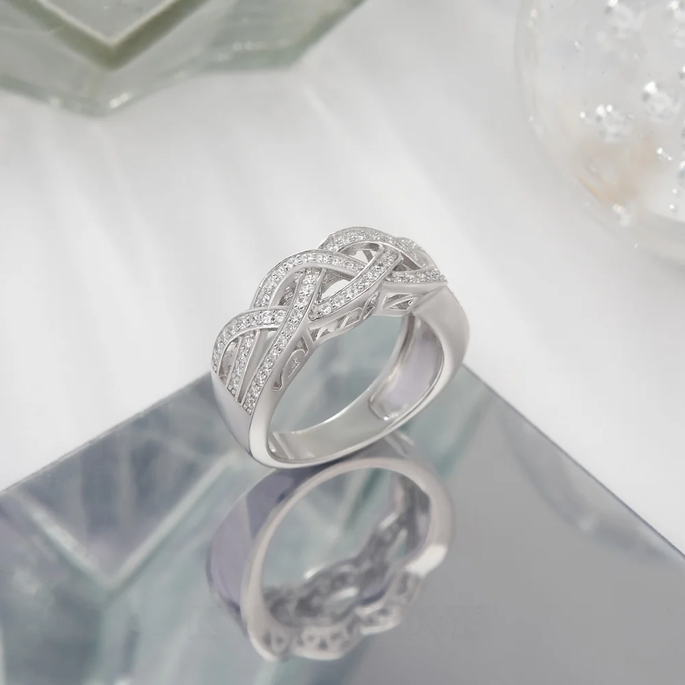 Alliance en argent sterling blanc sertie d'un diamant taille ronde et sertie d'un diamant entrelacé