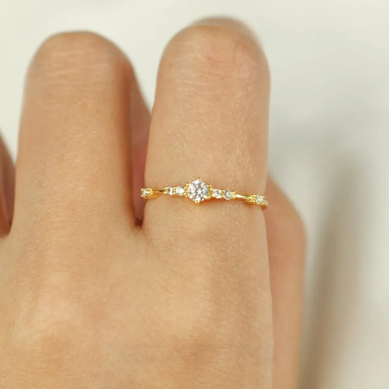 Bague de fiançailles minimaliste en argent sterling avec diamant blanc taillé dans l'or jaune