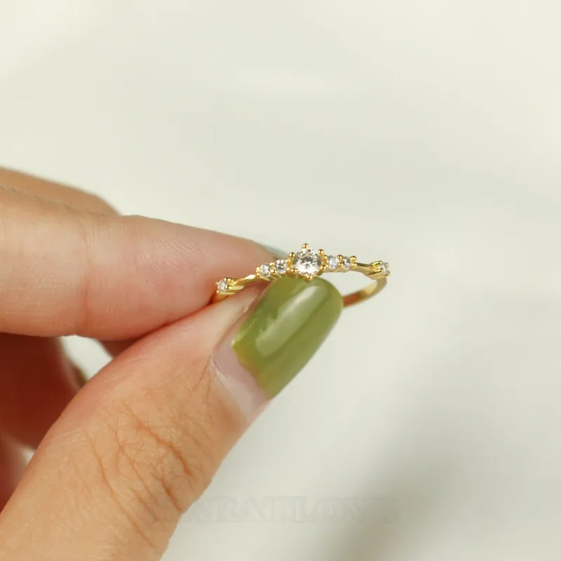 Bague de fiançailles minimaliste en argent sterling avec diamant blanc taillé dans l'or jaune