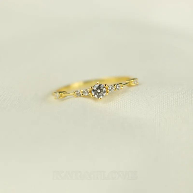 Bague de fiançailles minimaliste en argent sterling avec diamant blanc taillé dans l'or jaune