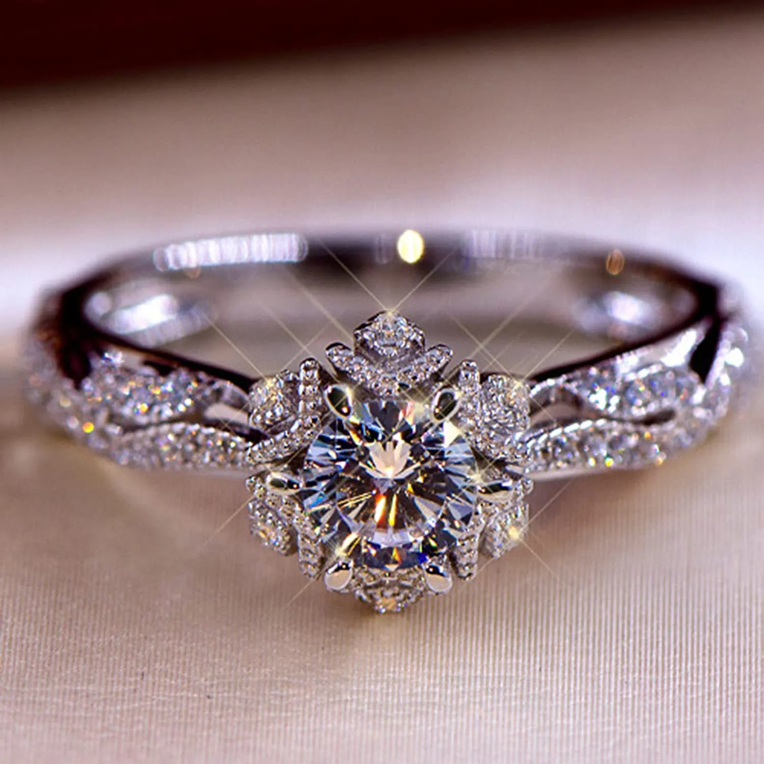 Bague de fiançailles art deco halo en argent 925 avec diamant rond et blanc