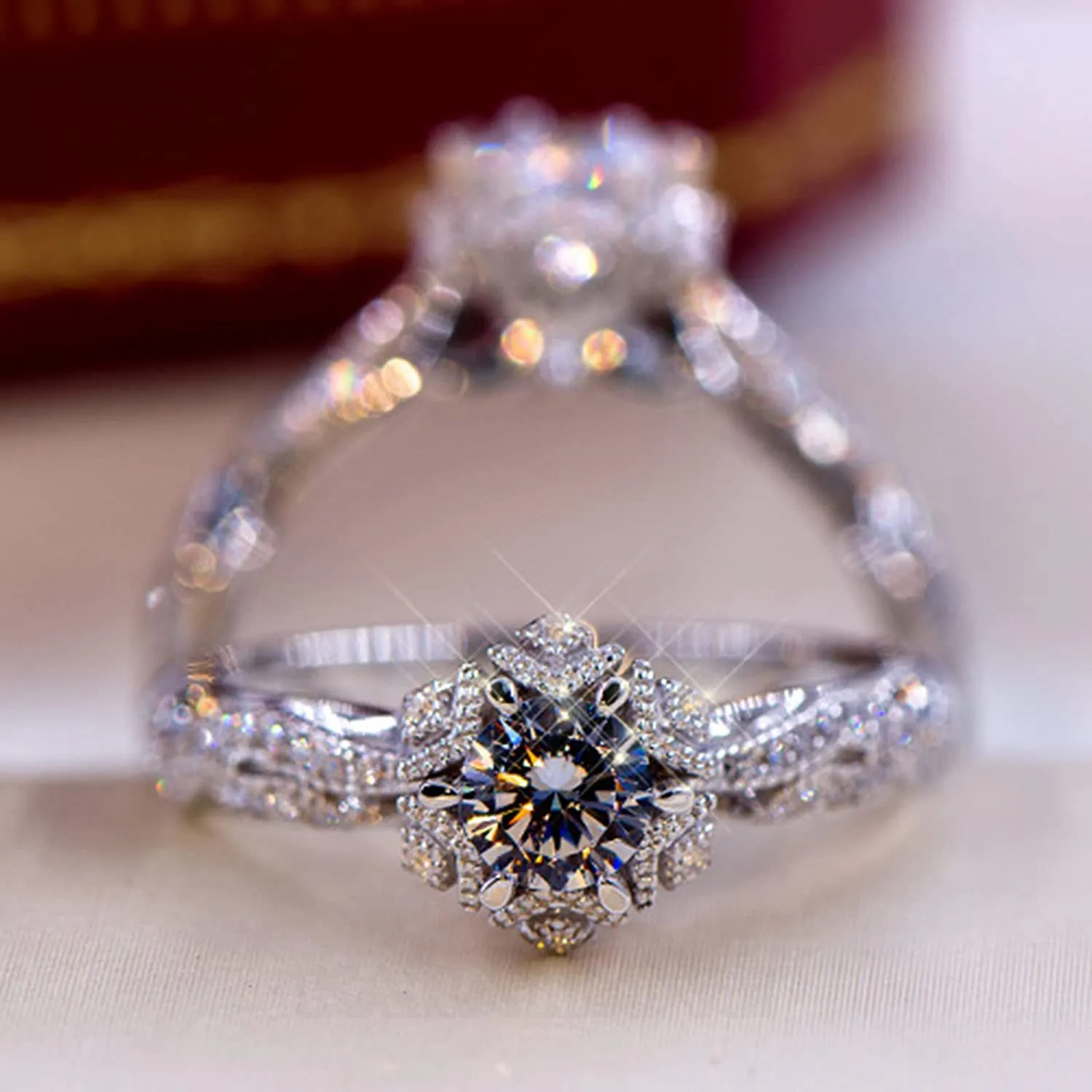 Bague de fiançailles art deco halo en argent 925 avec diamant rond et blanc