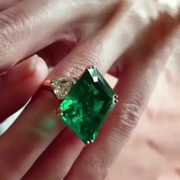 Bague de fiançailles en or jaune 3 pierres vert émeraude en argent 925
