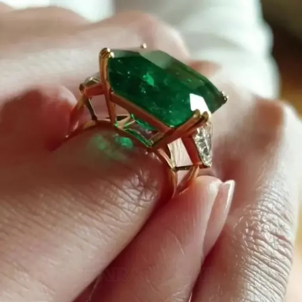 Bague de fiançailles en or jaune 3 pierres vert émeraude en argent 925