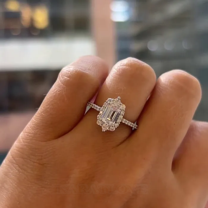 Bague de fiançailles en argent 925 sertie d'un diamant taille émeraude et d'un halo blanc