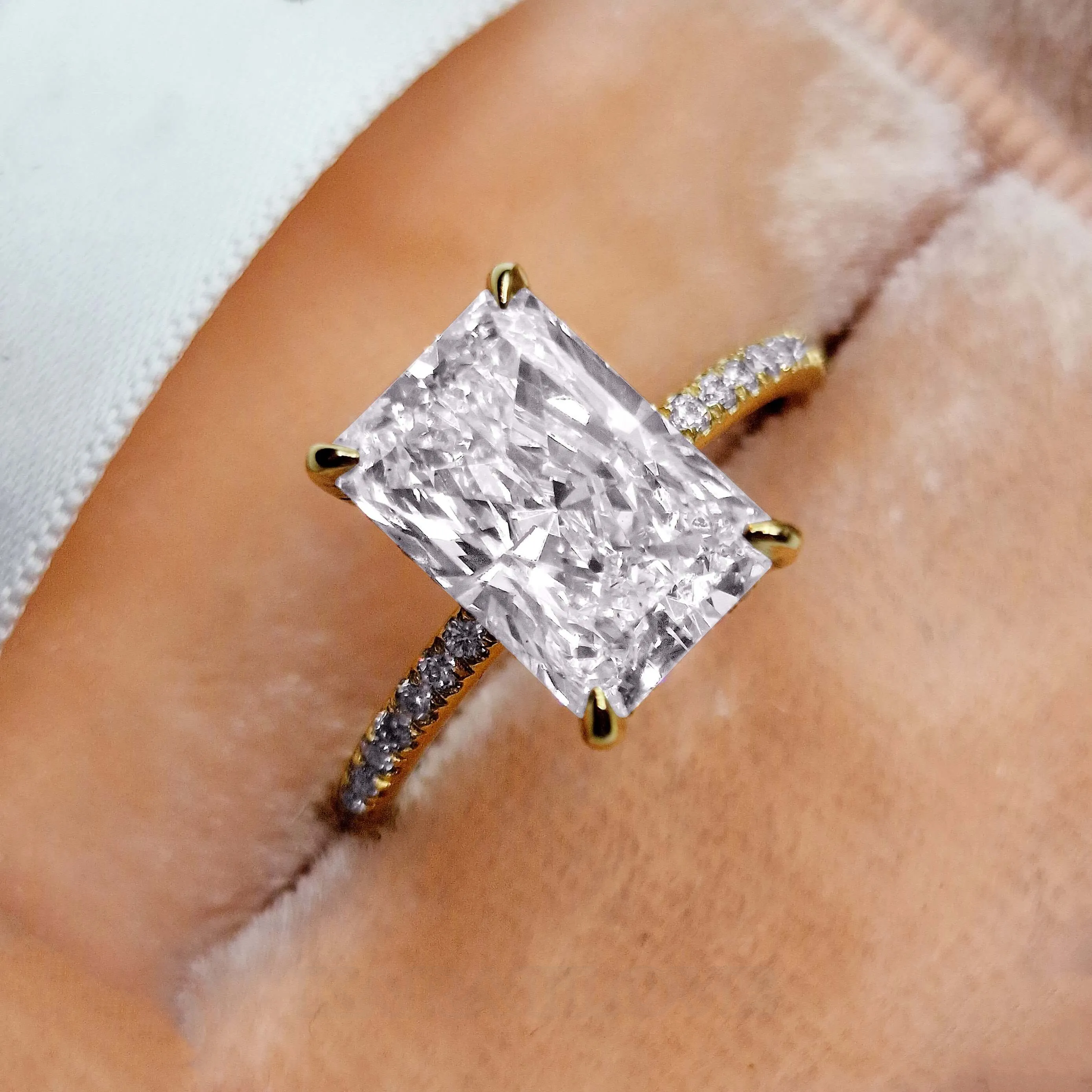 Bague de fiançailles à halo caché en argent sterling 925 or jaune et diamant radiant