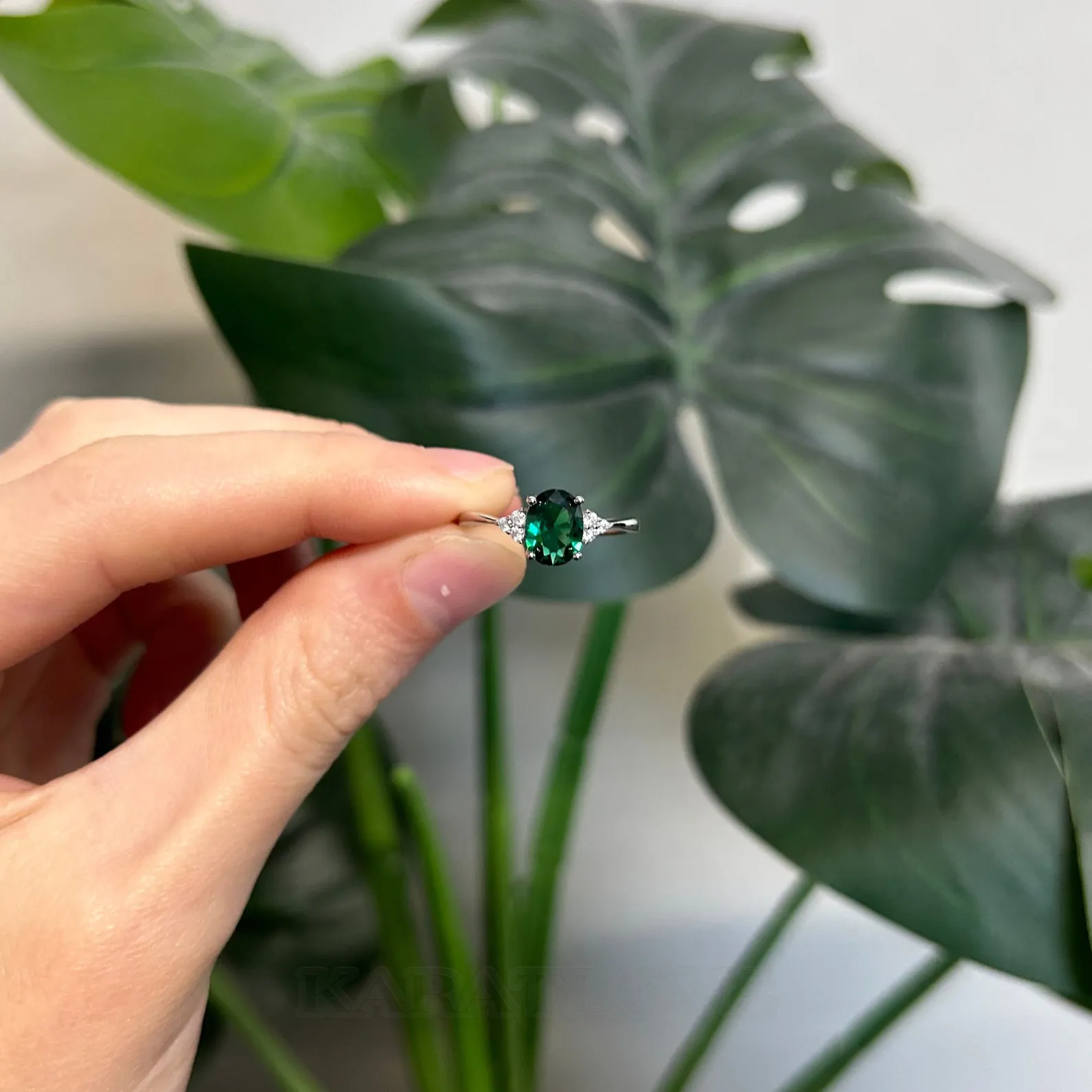 Bague de fiançailles minimaliste à 3 pierres en argent sterling 925 et vert émeraude de taille ovale