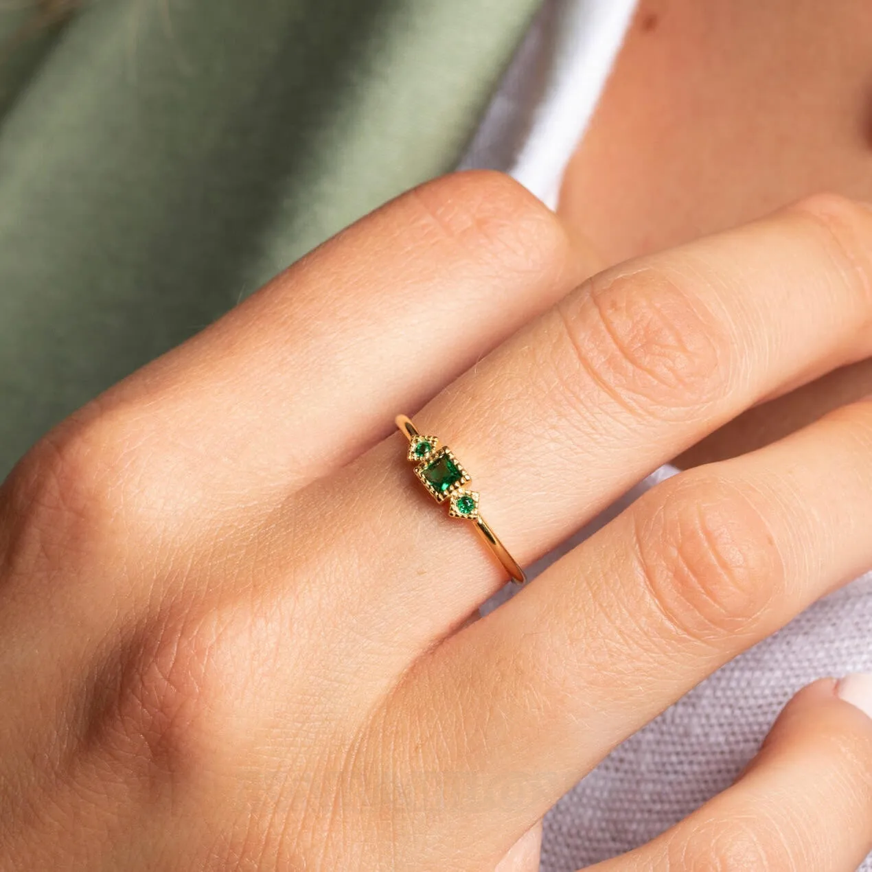 Bague de fiançailles minimaliste empilable à 3 pierres en argent sterling et or jaune 925, taille princesse, vert émeraude