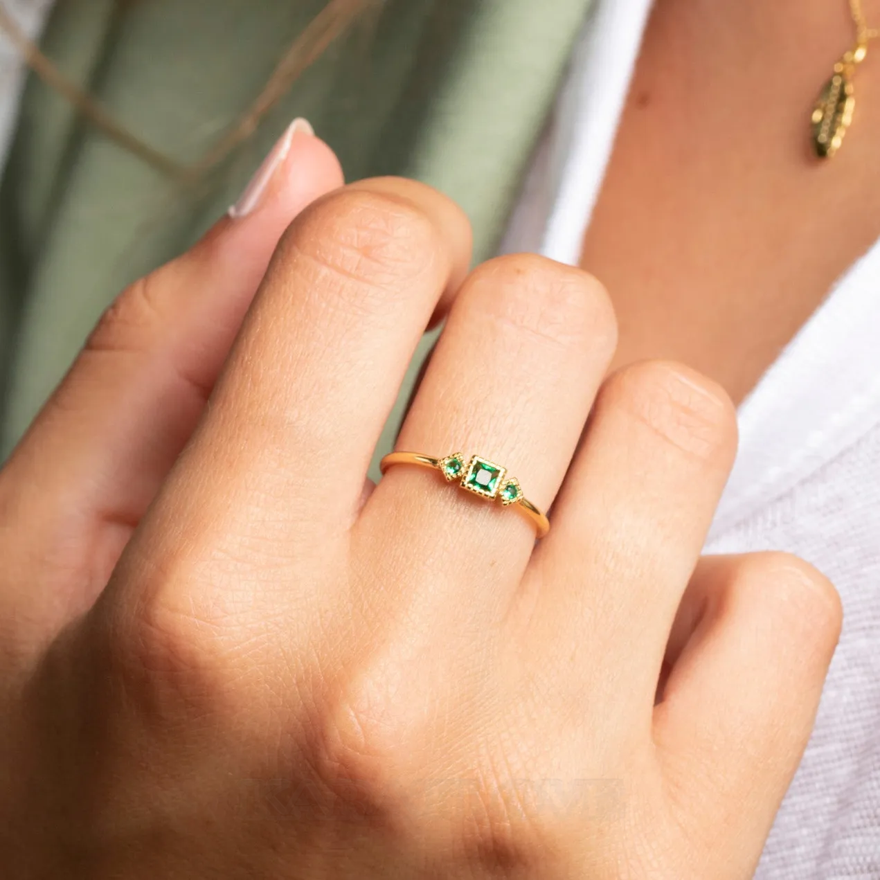 Bague de fiançailles minimaliste empilable à 3 pierres en argent sterling et or jaune 925, taille princesse, vert émeraude