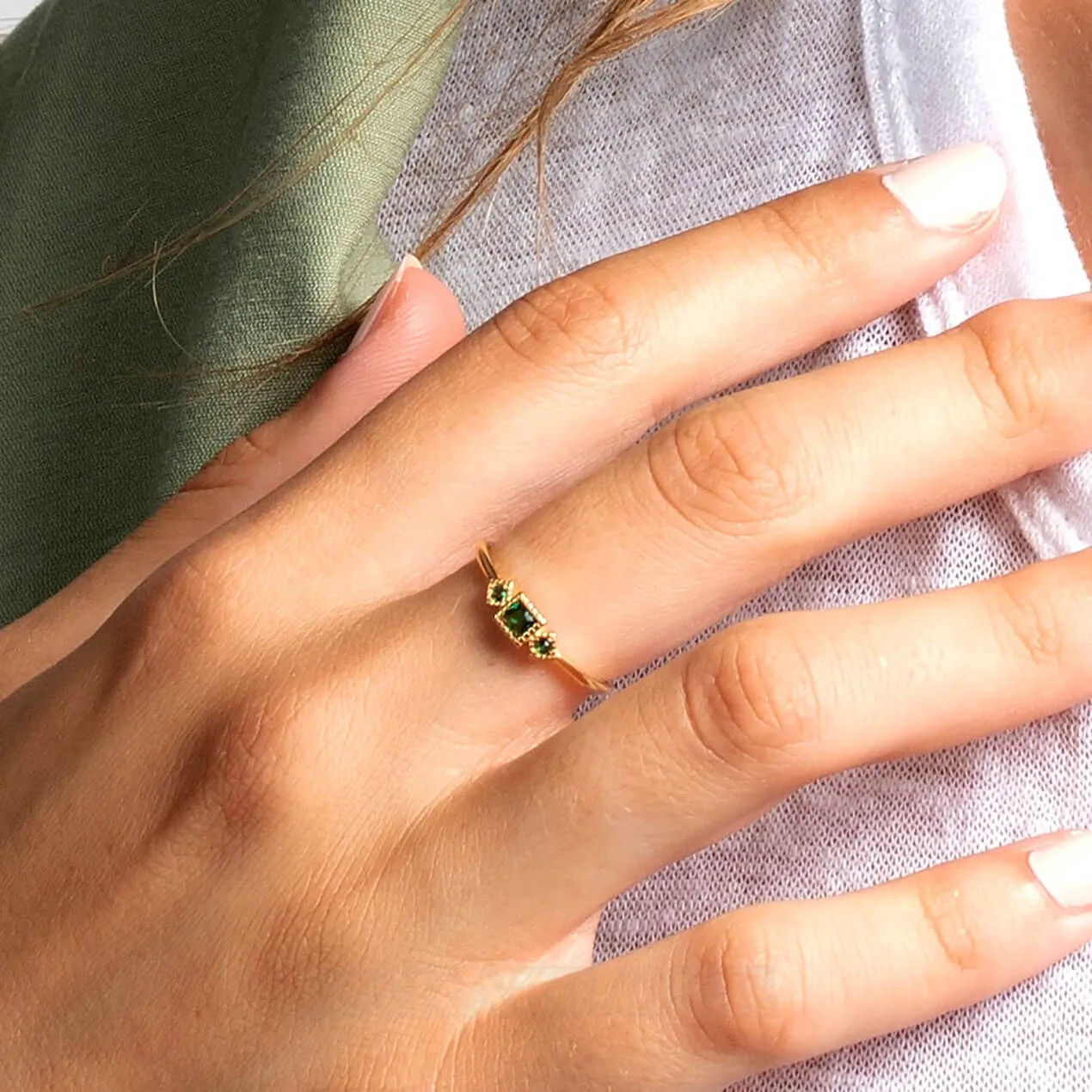 Bague de fiançailles minimaliste empilable à 3 pierres en argent sterling et or jaune 925, taille princesse, vert émeraude