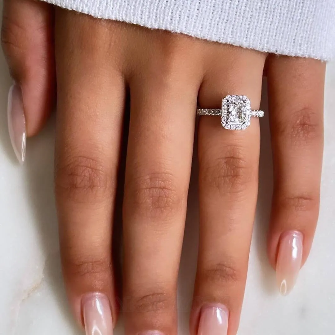 Bague de fiançailles en argent sterling ornée d'un halo de diamants rayonnants