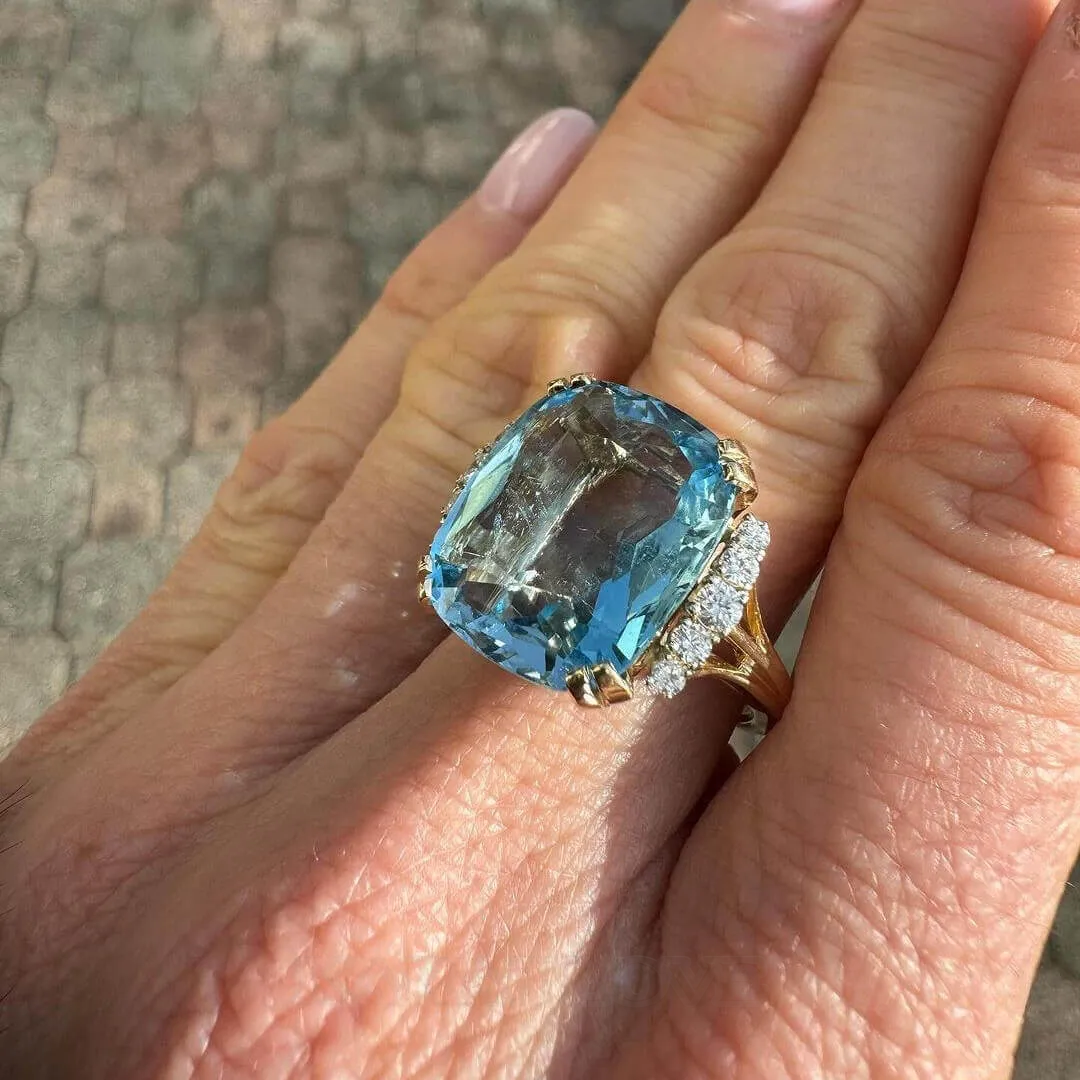 Bague de fiançailles en argent jaune avec halo d'aigue-marine taillée en coussin