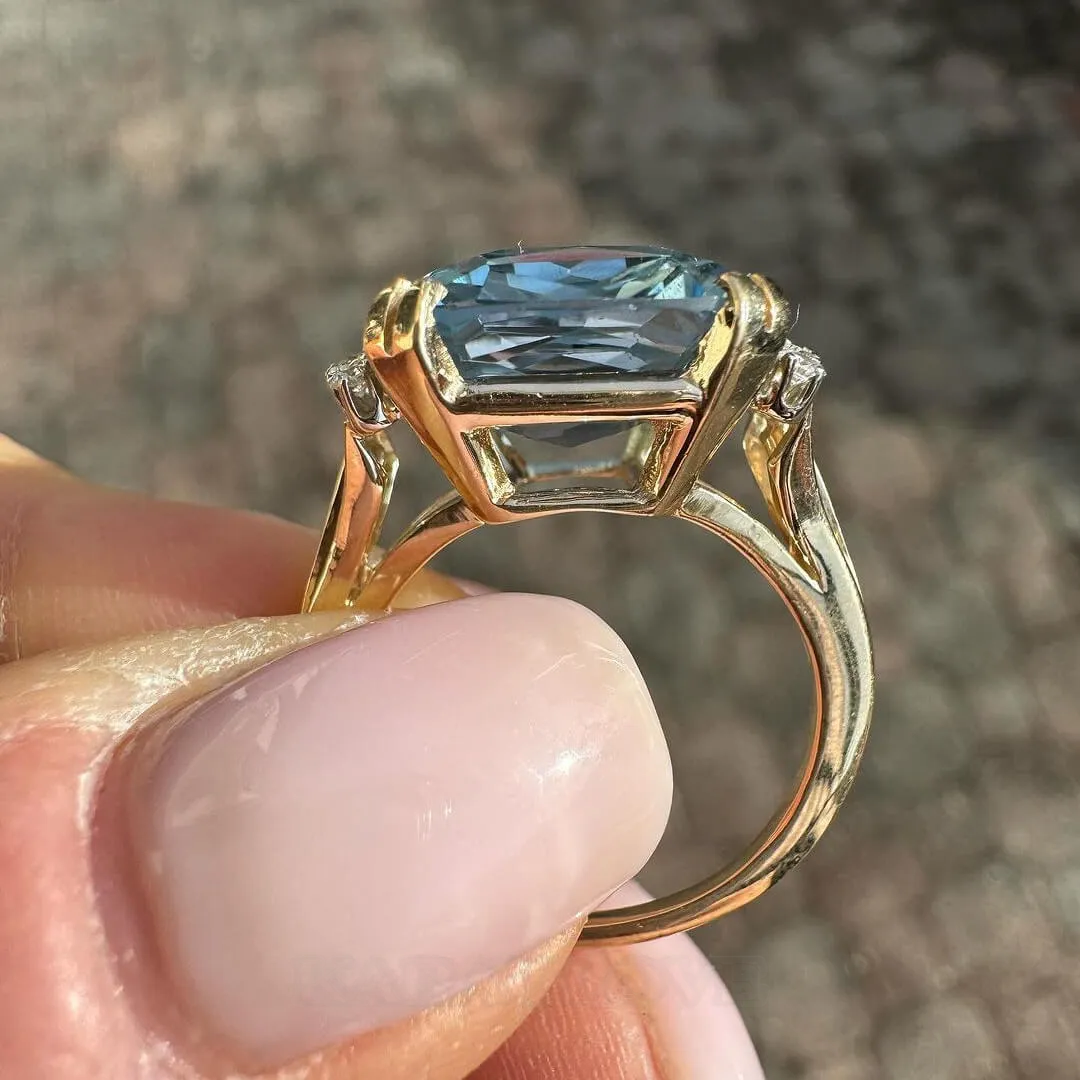 Bague de fiançailles en argent jaune avec halo d'aigue-marine taillée en coussin