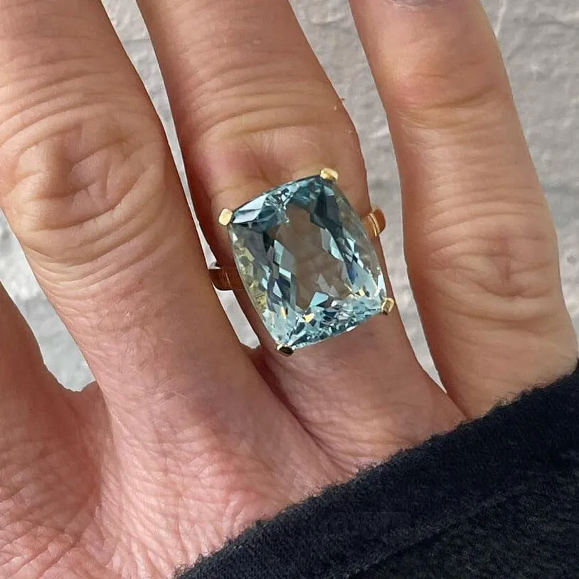Bague de fiançailles solitaire en argent jaune et or avec aigue-marine taillée en coussin