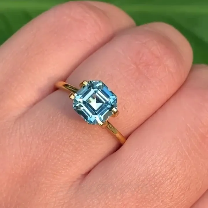 Bague de fiançailles solitaire en argent jaune et or avec aigue-marine taillée en asscher