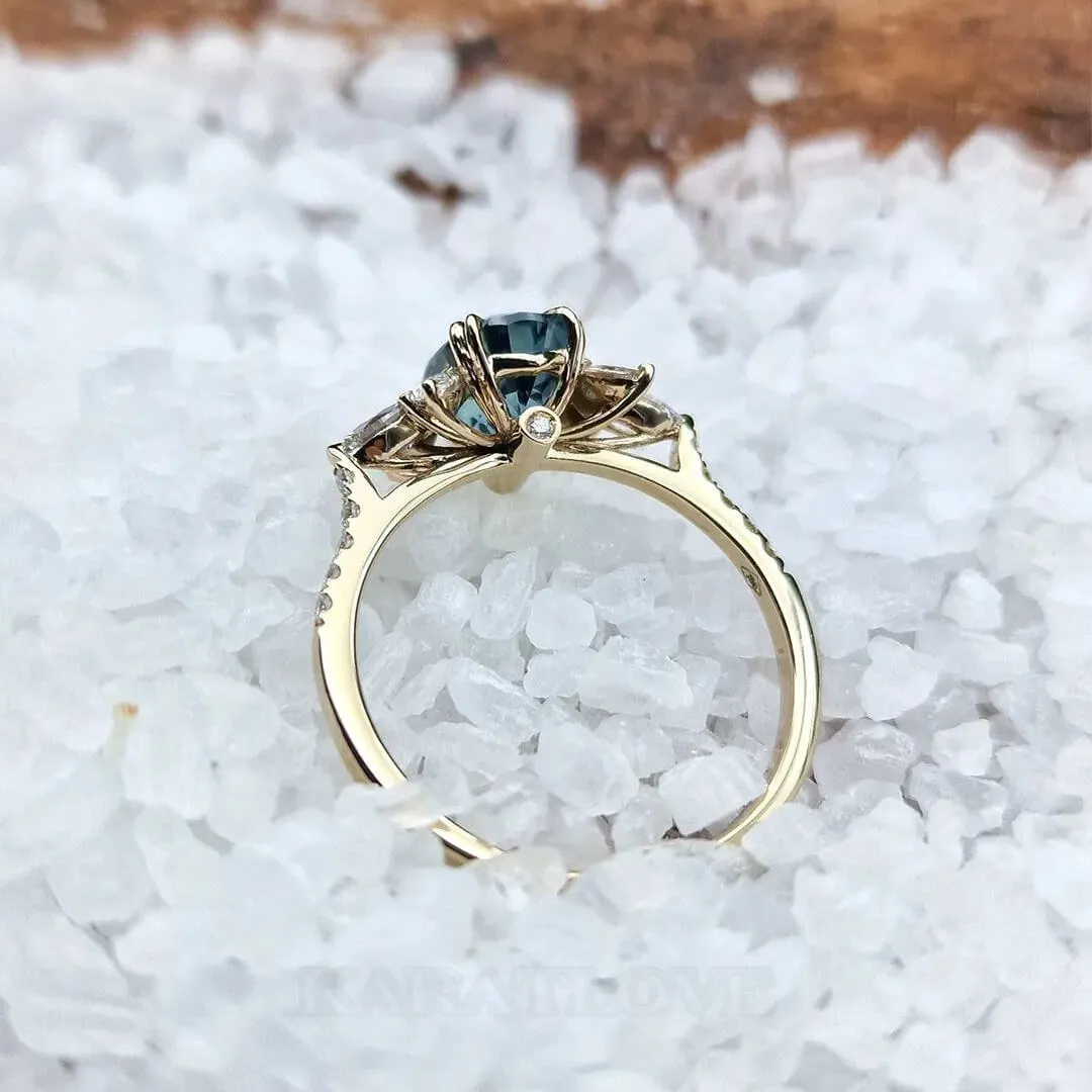 Bague de fiançailles en argent et or jaune avec émeraude de taille ovale