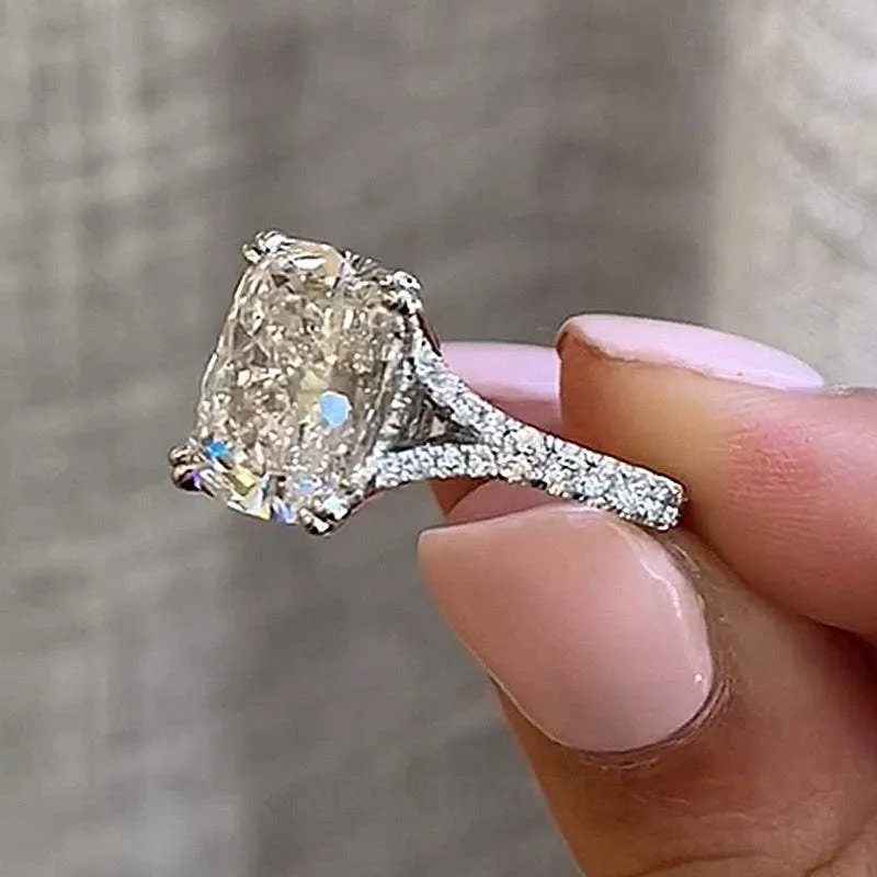 Bague de fiançailles en argent blanc avec diamant taille coussin