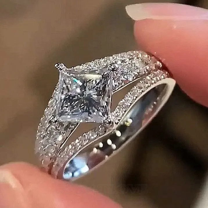 Bague de fiançailles en argent sterling sertie d'un diamant de taille princesse