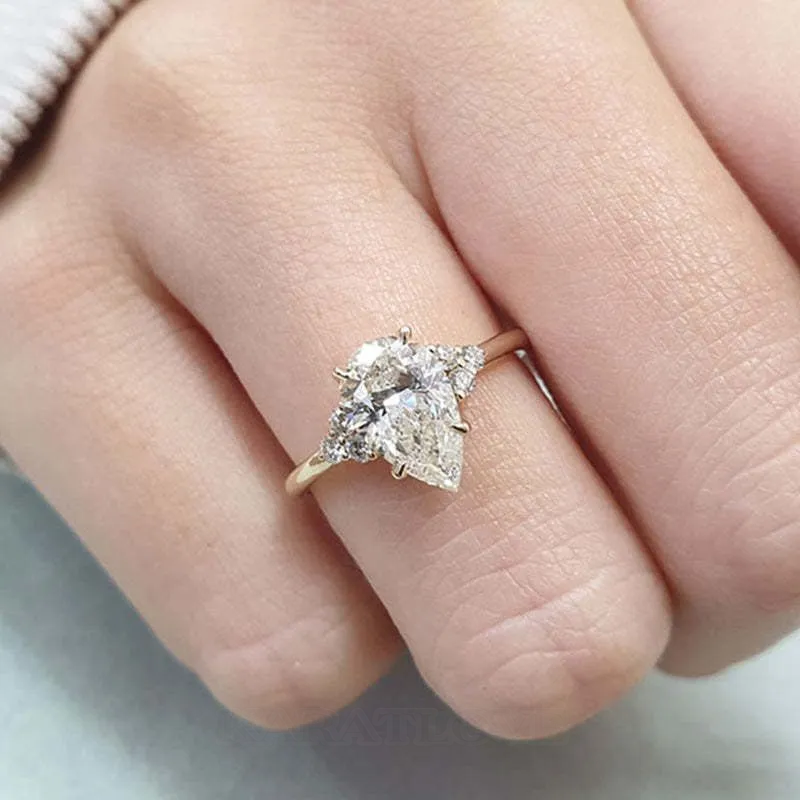 Bague de fiançailles 3 pierres en argent jaune et diamant poire blanc