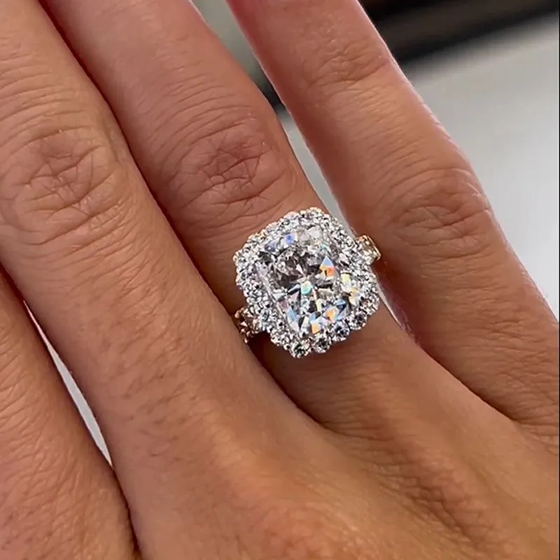 Bague de fiançailles avec halo en argent jaune et or blanc et diamant taille coussin