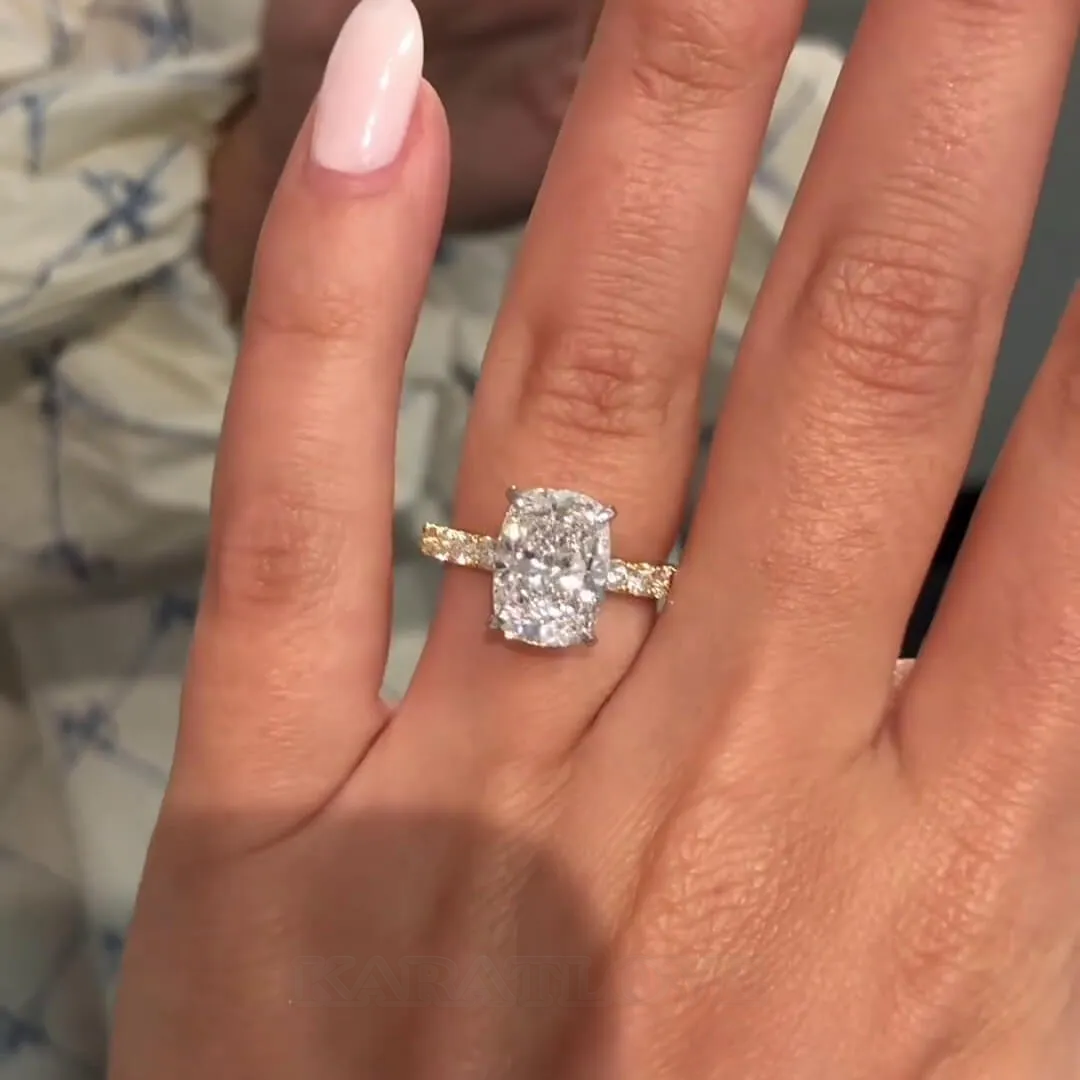 Bague de fiançailles halo en argent jaune et or blanc avec diamant taille coussin