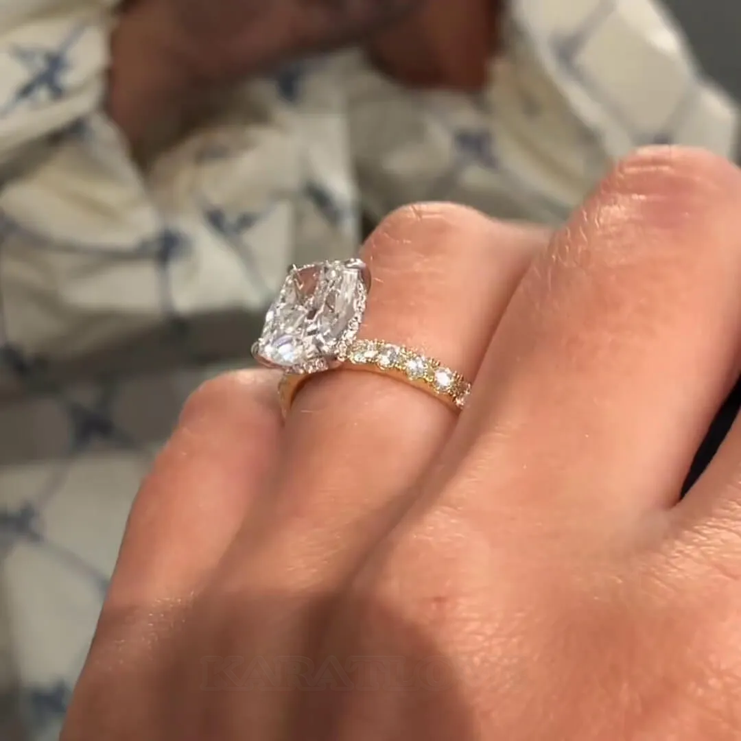 Bague de fiançailles halo en argent jaune et or blanc avec diamant taille coussin