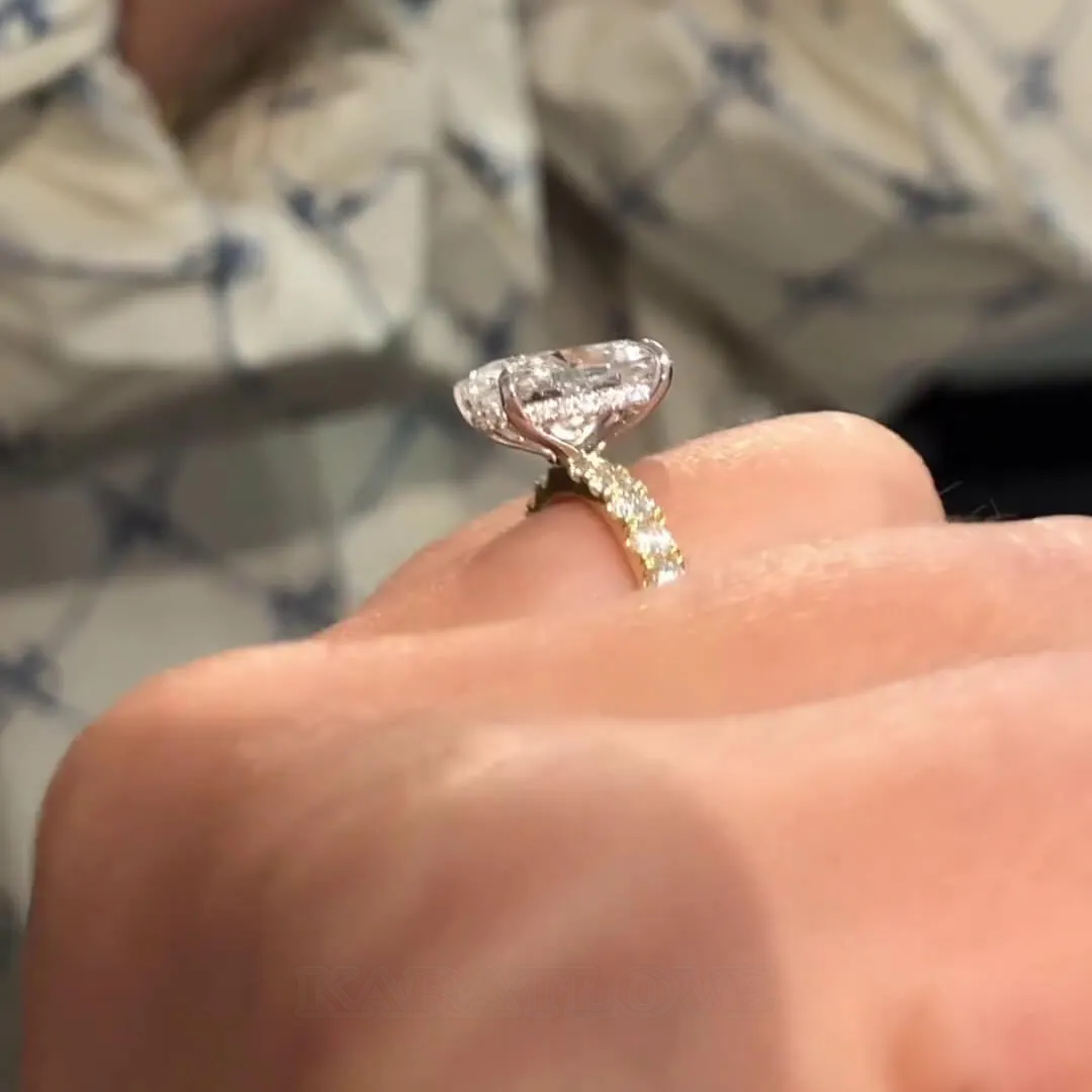 Bague de fiançailles halo en argent jaune et or blanc avec diamant taille coussin