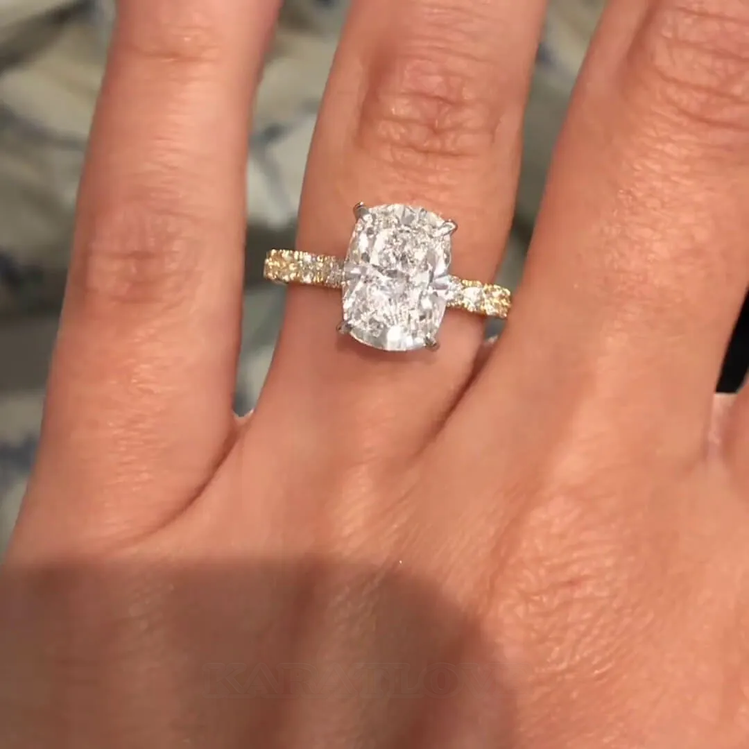 Bague de fiançailles halo en argent jaune et or blanc avec diamant taille coussin