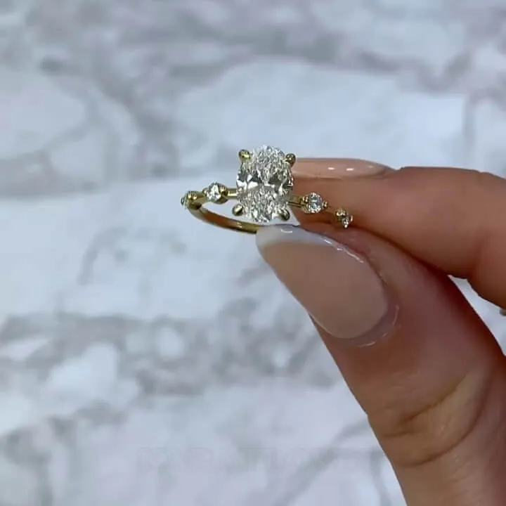 Bague de fiançailles classique en argent blanc et or jaune avec diamant de taille ovale