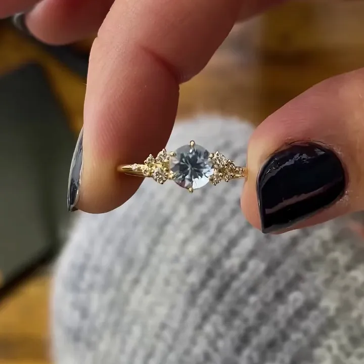 Bague de fiançailles en argent jaune et or pour aigue-marine bleue à taille ronde