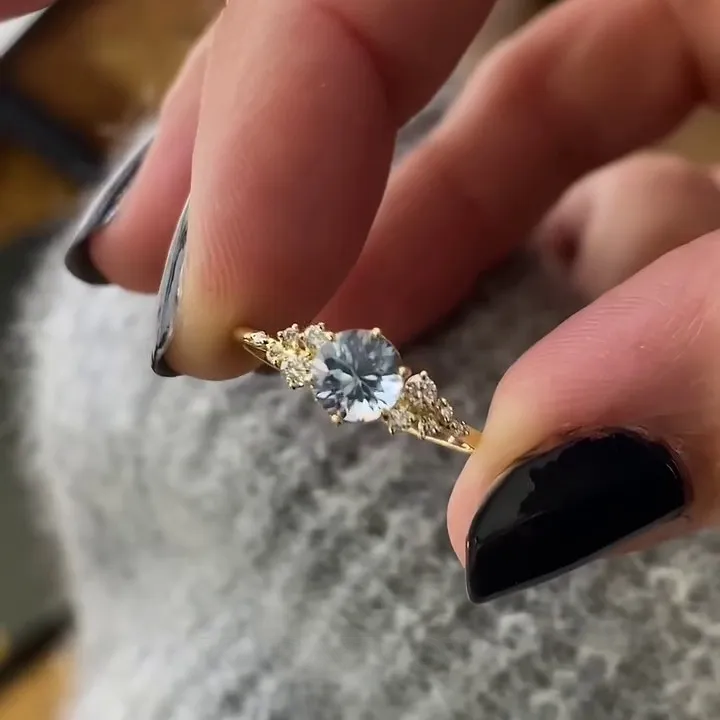 Bague de fiançailles en argent jaune et or pour aigue-marine bleue à taille ronde