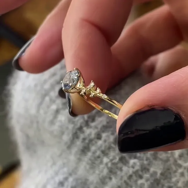 Bague de fiançailles en argent jaune et or pour aigue-marine bleue à taille ronde