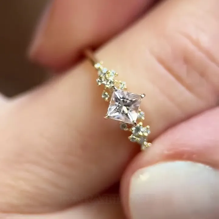 Bague de fiançailles en argent jaune blanc et diamant taille princesse