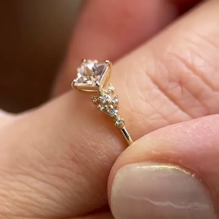 Bague de fiançailles en argent jaune blanc et diamant taille princesse