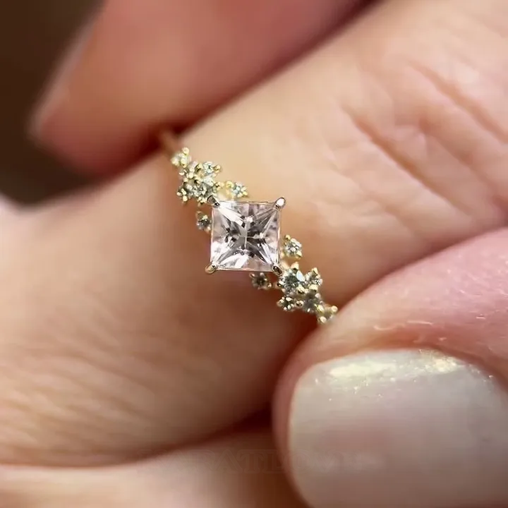 Bague de fiançailles en argent jaune blanc et diamant taille princesse
