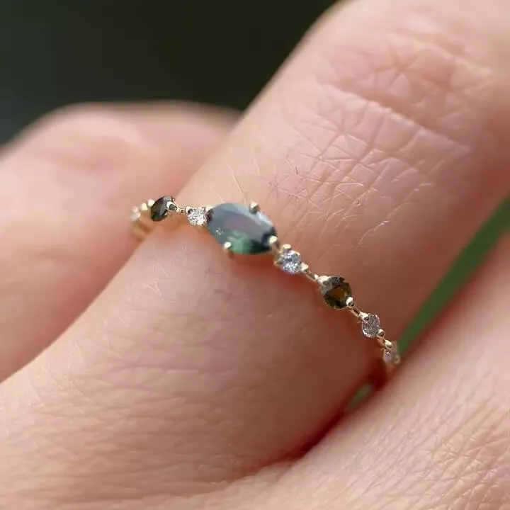 Bague de fiançailles en argent et or jaune avec émeraude de taille ovale de couleur verte