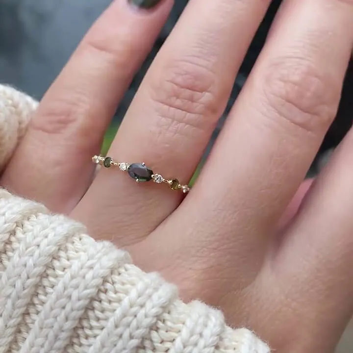 Bague de fiançailles en argent et or jaune avec émeraude de taille ovale de couleur verte
