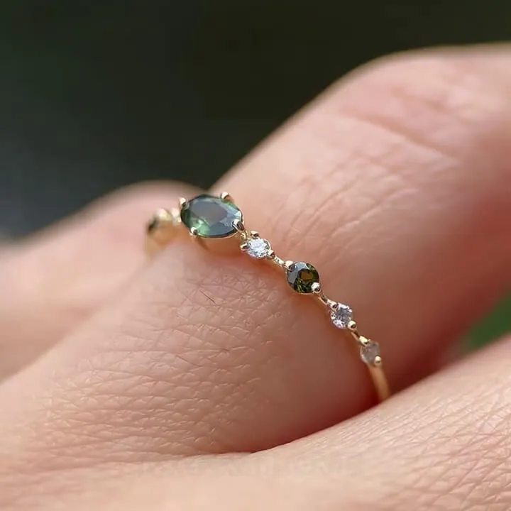 Bague de fiançailles en argent et or jaune avec émeraude de taille ovale de couleur verte
