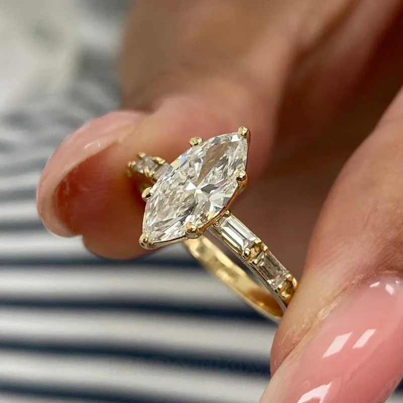 Bague de fiançailles en argent jaune et or blanc avec diamant de taille marquise