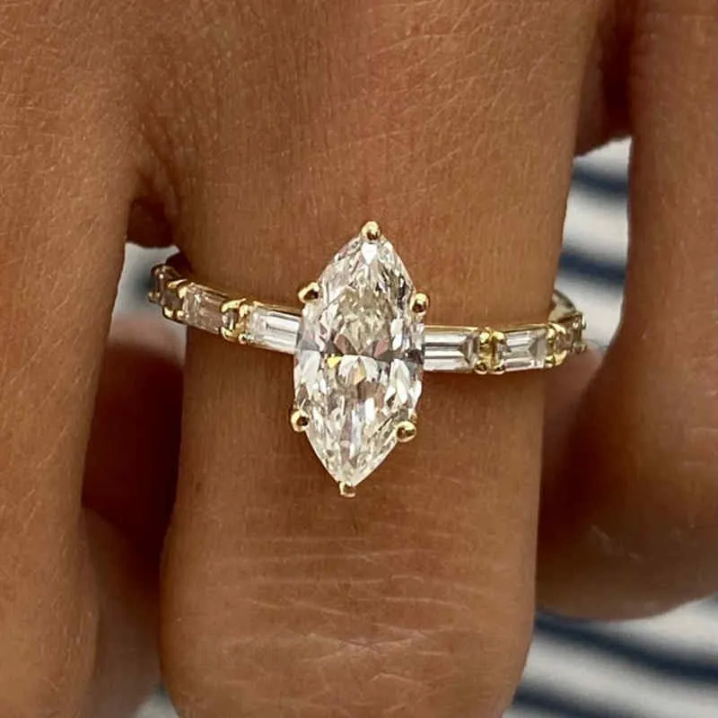 Bague de fiançailles en argent jaune et or blanc avec diamant de taille marquise