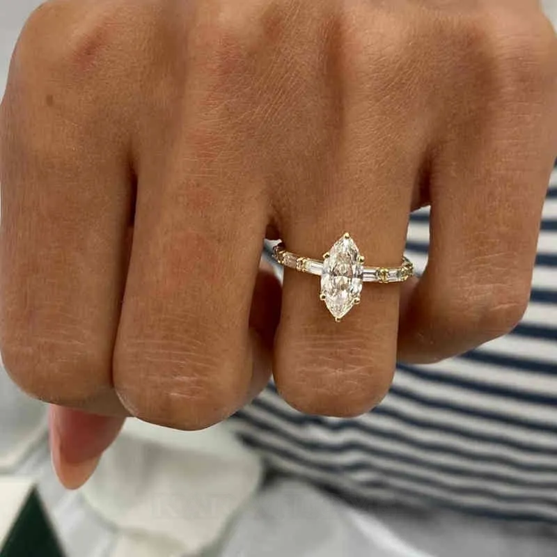 Bague de fiançailles en argent jaune et or blanc avec diamant de taille marquise