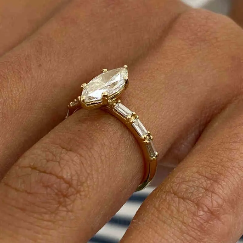 Bague de fiançailles en argent jaune et or blanc avec diamant de taille marquise