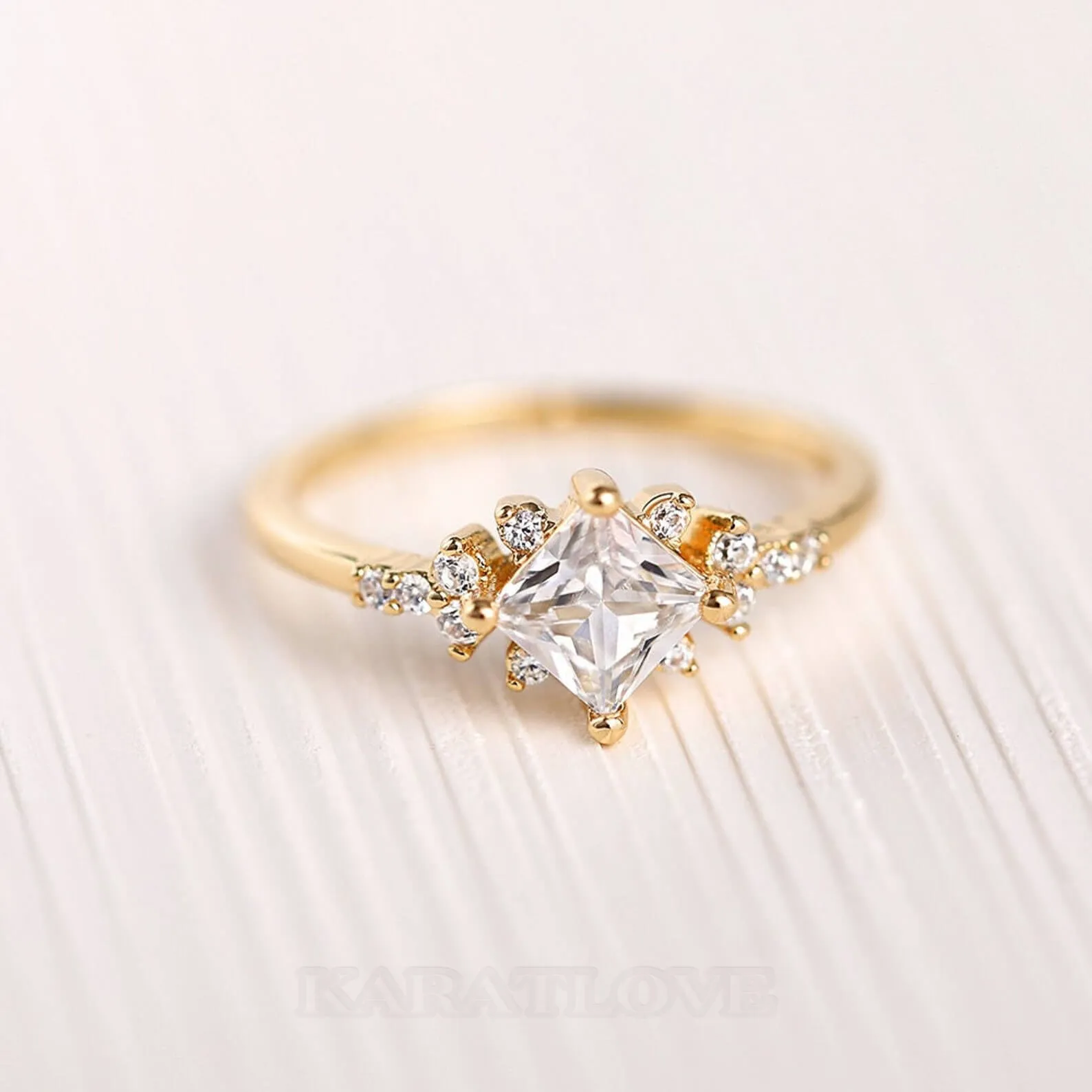 Bague de fiançailles en argent sterling et or jaune avec diamant taille princesse Bague de fiançailles en argent sterling et or jaune avec diamant taille princesse